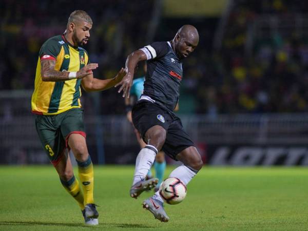 Nwakaeme (kanan) dikawal ketat oleh pertahanan Kedah, Renan Alves.