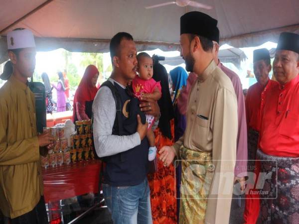 Mukhriz beramah mesra bersama tetamu yang hadir memeriahkan Majlis Rumah Terbuka Parlimen Jerlun di Pekarangan Pusat Khidmat Parlimen Jerlun di sini hari ini.