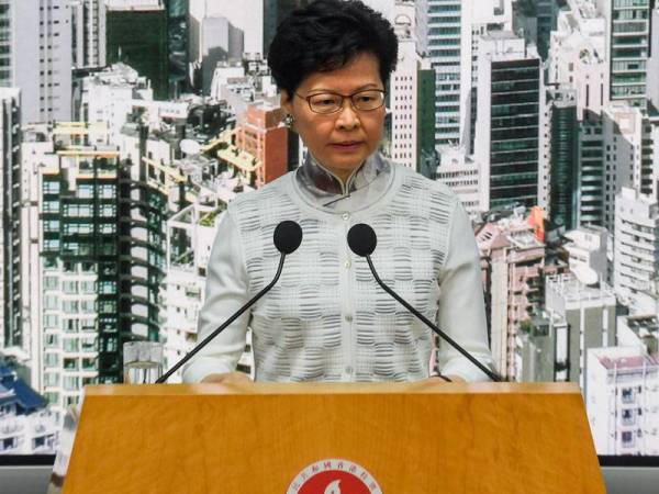 Ketua Eksekutif Hong Kong, Carrie Lam berucap dalam sidang media di ibu pejabat kerajaan hari ini. - Foto AFP