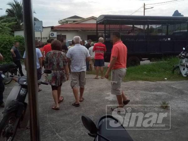 Pemilik kedai dan 33 individu termasuk tiga wanita ditahan.