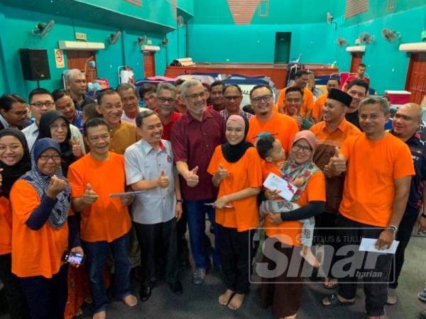 Mangsa kebakaran cerita menerima surat tawaran unit transit disampaikan oleh Khalid Abdul Samad semalam.