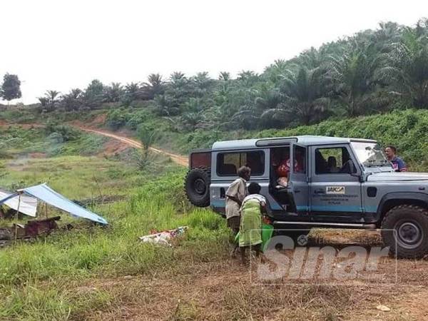 Orang asli suku Bateq di sini kembali ke perkampungan mereka.