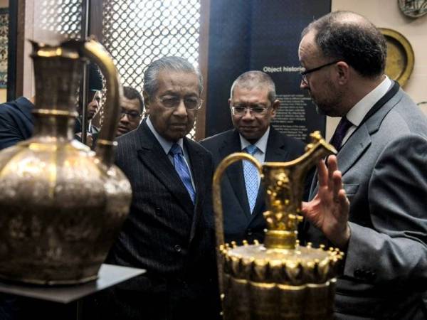 Tun Dr Mahathir ketika melakukan lawatan di Muzium British untuk melawat Galeri Dunia Islam Yayasan Al Bukhary di muzium itu di Bloomsbury. - FOTO BERNAMA