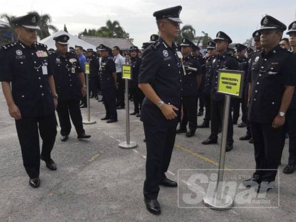 Hasanuddin (tengah) beramah mesra dengsn anggotanya selepas Perhimpunan Bulanan di IPK Kelantan hari ini.