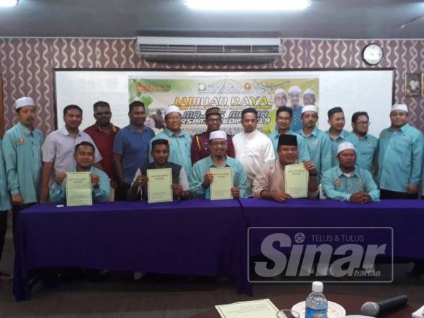 Nurul Amin (duduk tengah) bersama wakil-wakil pemuda UMNO, MIC dan MCA pada sidang akhbar selepas Majlis Ramah Mesra Bersama Rakan Media dan Jamuan Aidilfitri Dewan Pemuda Pas Kedah di Restoran Ikan Bakar Anjung Kuala, Kuala Kedah, dekat sini.