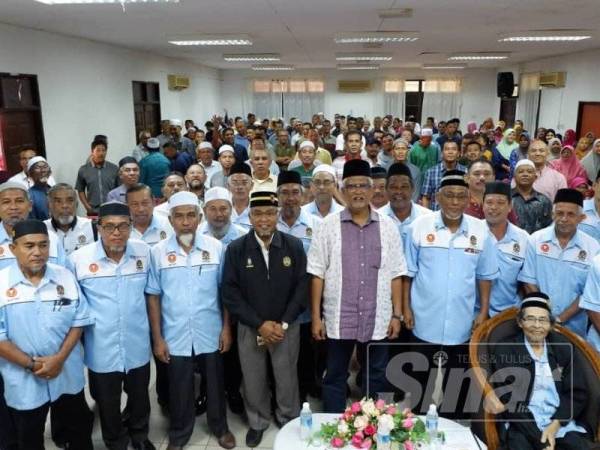 Mahfuz (tengah) bergambar bersama ahli Persatuan Veteran Tentera Laut DiRaja Malaysia cawangan Kedah.