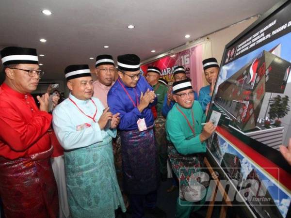 Wan Rosdy menandatangani plak sempena perasmian menaik taraf Bangunan UMNO Bahagian Temerloh sempena majlis perasmian persidangan UMNO bahagian itu di sini, hari ini.