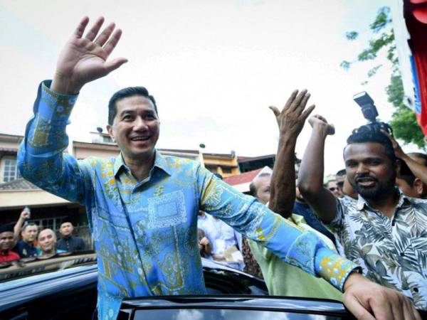 Menteri Hal Ehwal Ekonomi, Datuk Seri Mohamed Azmin Ali melambai tangan kepada orang ramai pada Majlis Sambutan Aidilfitri DUN Gombak Setia di Taman Selasih Fasa II hari ini.  - FOTO BERNAMA 