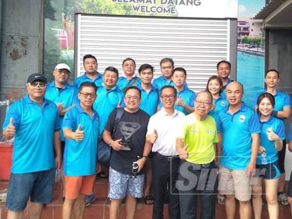 Exco Kesihatan dan Anti Dadah negeri Low Chee Leong bersama salah satu pasukan yang menyertai Perlumbaan Perahu Naga Antarabangsa Melaka 2019 di Muara Sungai Melaka, Banda Hilir, di sini hari ini.