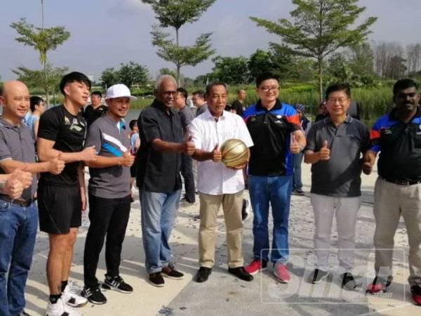 Mohamad Yasid (empat dari kanan) ketika merasmikan program ‘Streetball 3ON3 Challenge’ 2019 di Galeri Jualan Gravit8, hari ini.