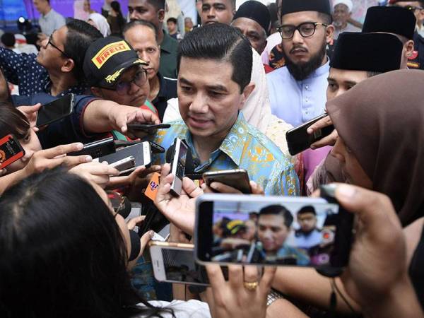 Menteri Hal Ehwal Ekonomi, Datuk Seri Mohamed Azmin Ali ketika menjawab pertanyaan media pada Majlis Sambutan Aidilfitri DUN Gombak Setia di Taman Selasih Fasa II hari ini. - Foto BERNAMA