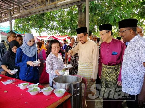 Mohd Yusof (kiri) bersama Pengerusi Masjid Muhammadiah, Datuk Dr Fadzli Cheah Abdullah dan Pengerusi Persatuan India Muslim Perak, Mohamed Arib Aliah menyantuni tetamu yang hadir sempena Sambutan Hari Raya Aidilfitri di Masjid Muhammadiah, hari ini.