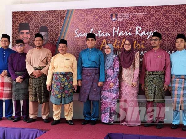 Mohd Radzi sempat merakamkan gambar kenangan bersama barisan pentadbir UiTM Kelantan sempena Majlis Sambutan Hari Raya Aidilfitri hari ini.