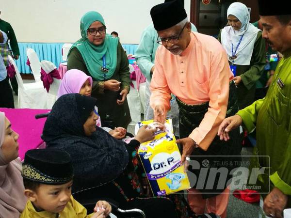 Mahfuz (dua dari kanan) ketika menyampaikan bantuan dari Perkeso kepada penerima pelbagai kategori di Wisma Perkeso Kedah hari ini.