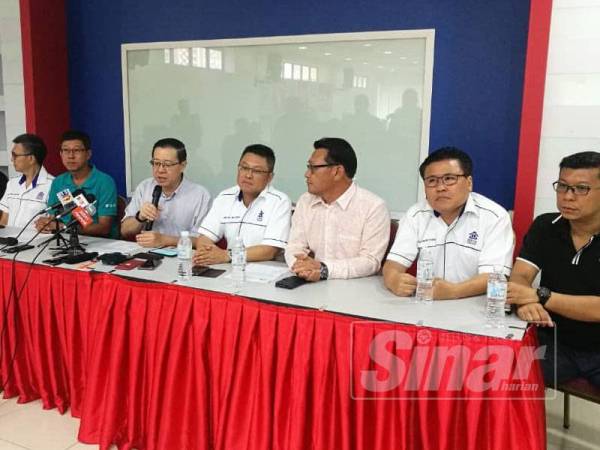 Guan Eng (lima dari kiri) mengadakan sidang media bersama beberapa syarikat termasuk Rehda yang terkesan dengan kenaikan harga simen.