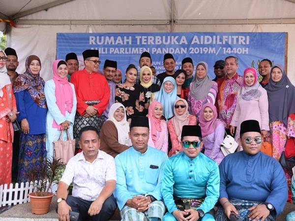 Timbalan Perdana Menteri Datuk Seri Dr Wan Azizah Wan Ismail bergambar bersama ketika hadir pada Rumah Terbuka Aidilfitri Ahli Parlimen Pandan di Padang Majlis Perbandaran Ampang Jaya hari ini. - Foto Bernama