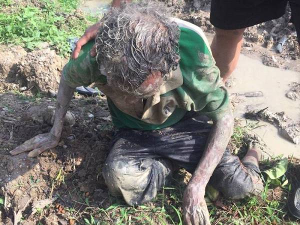 Seorang lelaki warga emas yang dipercayai terjatuh dalam longkang di Padang Jawa, Shah Alam sejak empat hari lalu diselamatkan sepasang suami isteri semalam. - Foto ihsan pembaca