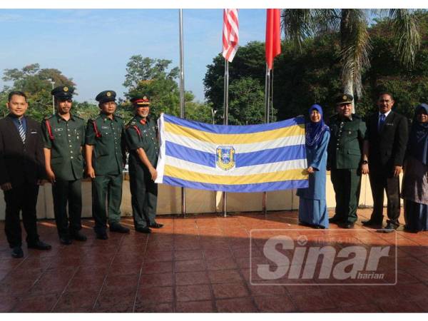 Hashim bersama ketua-ketua jabatan bergambar kali terakhir bersama bendera IPDA yang berkibar megah selama 29 tahun di kampus berkenaan.