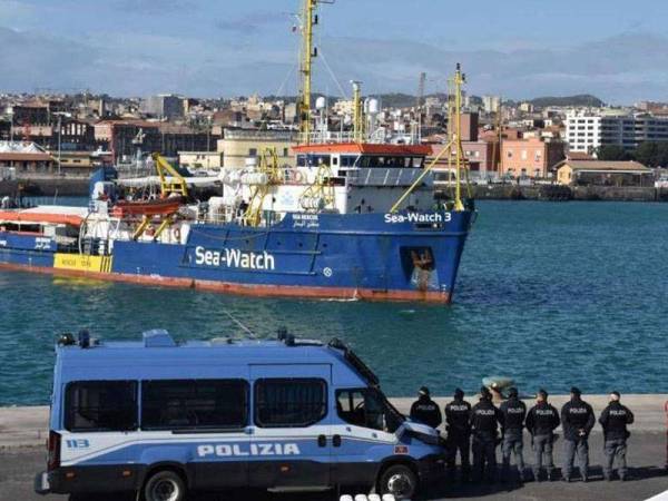 Kapal penyelamat Sea-Watch 3 menyelamatkan kira-kira 53 migran di luar pantai Libya pada Rabu lalu.