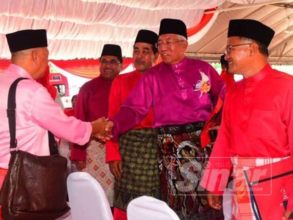 Mahdzir (dua dari kanan) bersalaman dengan perwakilan yang hadir sebelum mesyuarat bermula.