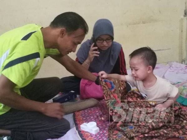 Nur Hana menangis menahan kesakitan manakala Abdul Rahim dan Zainab melihat keadaan kaki Nur Hana.