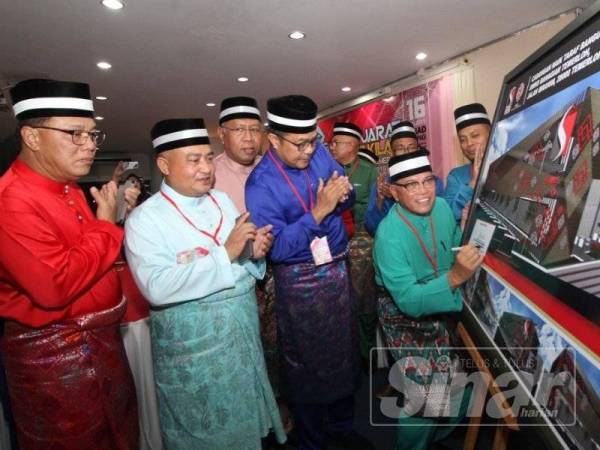 Wan Rosdy menandatangani plak perasmian menaiktaraf Bangunan UMNO Bahagian Temerloh sempena majlis perasmian persidangan UMNO bahagian itu semalam.