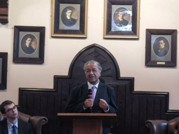 Perdana Menteri, Tun Dr Mahathir Mohamad ketika menyampaikan syarahannya di dewan Cambridge Union Society di sini. - FOTO BERNAMA