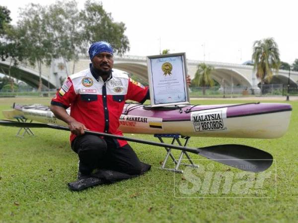 Murad bersama kayak serta sijil pengiktirafan yang diterimanya.