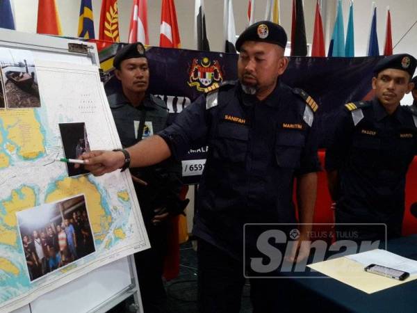 Sanifah (kiri) menunjukan lokasi tangkapan dipercayai melibatkan warga Indonesia yang mencuri barangan milik sebuah kapal dagang di Perairan Johor Timur, pagi semalam.