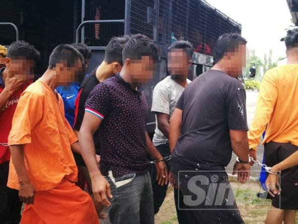 Lima lelaki ditahan bagi membantu siasatan kes rusuhan di Flat Paya Nahu petang semalam.