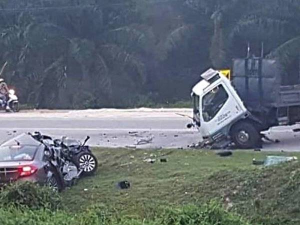 Keadaan kereta dan lori yang terlibat kemalangan di hadapan sekolah, pagi tadi. - FOTO IHSAN BOMBA