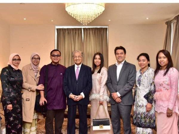 Ahmad Safiuddin (tiga dari kiri) bersama isteri, Nurul Erwani Zaidi (dua kiri) dan Dr Nur Amalina (empat kanan) serta pasukan doktor yang terbabit dalam merawat Ainul Mardhiah bergambar bersama Tun Dr Mahathir ketika bertemu di Majlis Rumah Terbuka Aidilfitri anjuran Suruhanjaya Tinggi Malaysia di kediaman Pesuruhjaya Tinggi di Templewood Gardens, London. - FOTO FACEBOOK AHMAD SAFIUDDIN