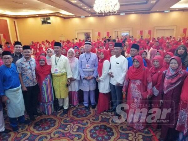 Zulkurnain (empat, kiri) bersama Najib (tengah) selepas Mesyuarat Perwakilan Wanita, Pemuda dan Puteri UMNO Bahagian Parit Sulong di Hotel Katerina, Batu Pahat.