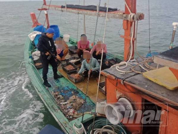 Tekong serta awak-awak warga Indonesia yang ditahan PPM di Perairan Kuala Selangor, semalam, kerana melanggar peraturan di bawah Akta Perikanan 1985.