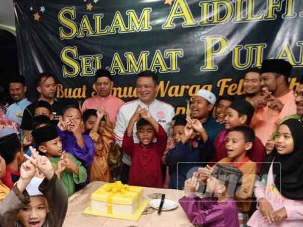 Tuanku Syed Faizuddin beramah mesra bersama kanak-kanak pada Majlis Raikan Syawal Felda Chuping 1440H di sini semalam.