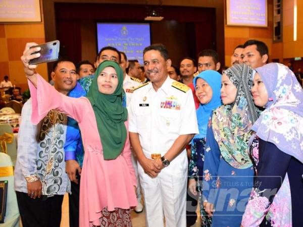 Rusli (tengah) sempat berswafoto pada sesi beramah mesra dengan pesara TLDM dalam majlis tersebut hari ini.