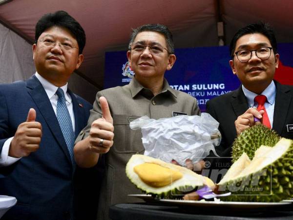 Salahuddin (tengah) dan Bai Tian (kiri) bergambar bersama buah durian pada majlis perasmian Pengeksportan Sulung Buah Durian Sejuk Beku Malaysia ke China di Wisma Tani, Putrajaya. -Foto Sinar Harian Zahid Izzani