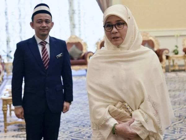 Raja Permaisuri Agong Tunku Azizah Aminah Maimunah Iskandariah (kanan) dan Menteri Pendidikan Dr Maszlee Malik pada majlis Terima Mengadap Menteri Pendidikan di Istana Negara hari ini. Foto: Bernama