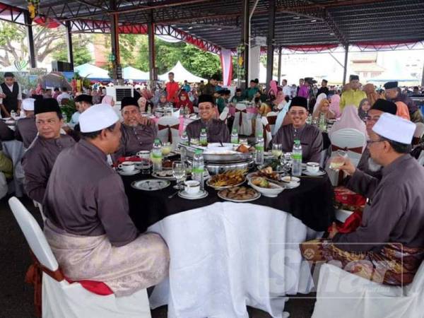 Ahmad Samsuri (tengah) ketika menghadiri Sambutan Hari Raya Peringkat Negeri di Dataran Shahbandar, hari ini.