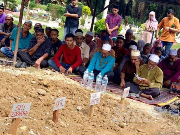 Kesemua mangsa dikebumikan dalam satu liang lahad di Tanah Perkuburan Felda Bukit Puchong hari ini.