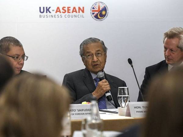 Perdana Menteri Tun Dr Mahathir Mohamad menyampaikan ucapannya semasa mesyuarat meja bulat dengan komuniti perniagaan Britain di London hari ini. - Foto Bernama