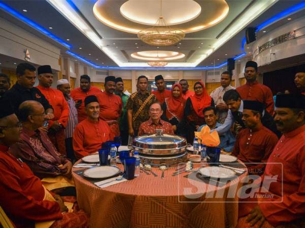 Anwar hadir ke Majlis Rumah Terbuka Aidilfitri 2019 anjuran Malaysian Indian Muslim Chamber Of Commerce and Industry di Dewan Sivik Petaling Jaya malam tadi. Foto: SHARIFUDIN ABDUL RAHIM