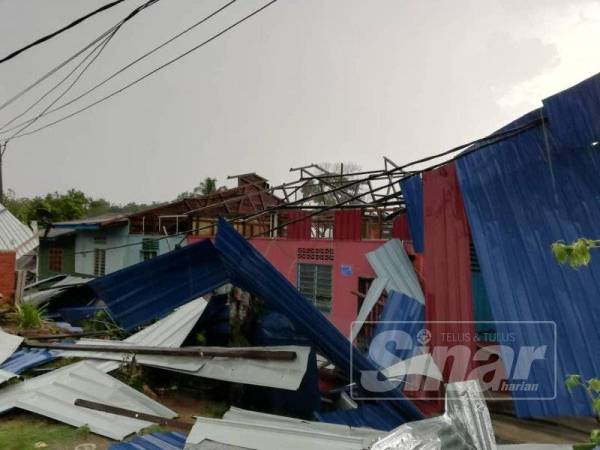 Rumah yang terjejas dalam kejadian ribut di Temerloh hari ini.