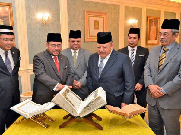 Raja Perlis Tuanku Syed Sirajuddin Putra Jamalullail (tiga, kanan) berkenan mendengar taklimat mengenai tiga naskah al-Quran lama daripada Menteri di Jabatan Perdana Menteri, Datuk Seri Dr Mujahid Yusof Rawa (dua, kiri) selepas Majlis Mengadap di Balai Menghadap Biru Istana Arau hari ini. - Foto Bernama