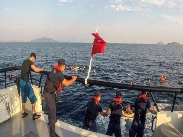 Gambar diedarkan pengawal pantai Turki berhubung operasi menyelamat pelarian di luar pantai barat Turki.
