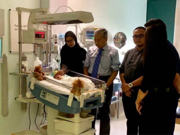 Perdana Menteri Tun Dr Mahathir Mohamad menghabiskan masa untuk melawat Ainul Mardhiah Ahmad Safiuddin di London hari ini. Foto: Bernama