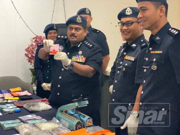 Shanmugamoorthy menunjukkan dadah yang dirampas hasil penahanan 13 suspek daripada dua sindiket yang ditumpaskan.