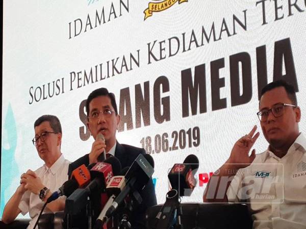 Azmin ketika menghadiri program Majlis Menandatangani Perjanjian antara Konsortium PCSB-MGB dan Must Ehsan Development Sdn Bhd di Dewan Jubli Perak, Bangunan Sultan Salahuddin Shah Alam semalam.