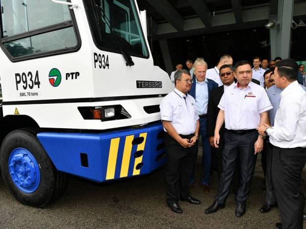 Menteri Pengangkutan Anthony Loke Siew Fook diberi penerangan oleh Ahli Lembaga Pengarah Terberg Tractors Malaysia Sdn Bhd Boo Wei Ching (kanan) ketika melihat traktor tanpa pemandu "Terberg Prime Mover" selepas menyaksikan Majlis Menandatangani Perjanjian Persefahaman antara Pelabuhan Tanjung Pelepas (PTP) Sdn Bhd dengan Terberg Tractors dalam membekal traktor tanpa pemandu di Pelabuhan Tanjung Pelepas hari ini. - Foto Bernama