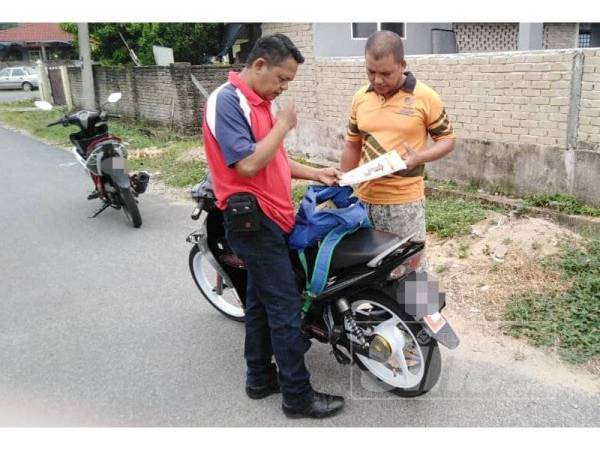  Anggota SRS membuat pemeriksaan di dalam beg yang ditinggalkan pelajar.